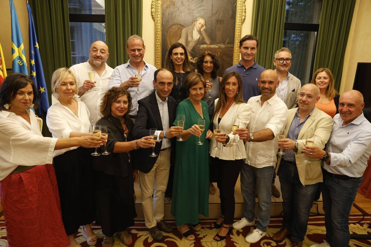 El pregón de Antón Meana para abrir la Semana Grande de Gijón, en imágenes El pregón de Antón Meana para abrir la Semana Grande de Gijón, en imágenes