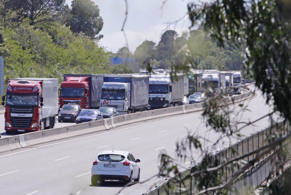 Una caravana bolca a l'AP-7 a Sarrià de Ter