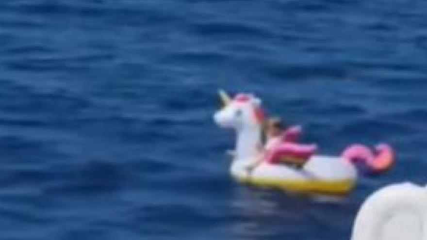 Rescatan en alta mar a una niña perdida a la deriva sobre su flotador de unicornio