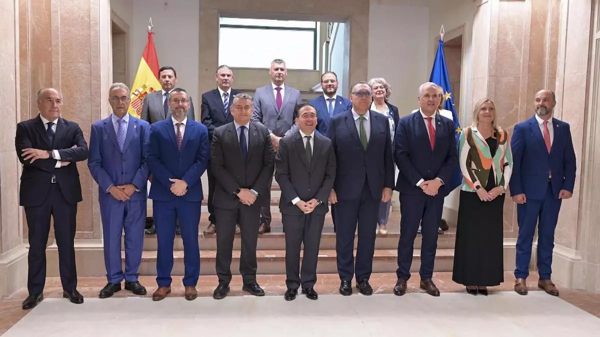 Una empresa mixta gestionará el aeropuerto y habrá "armonización fiscal" para el tabaco y la gasolina de Gibraltar