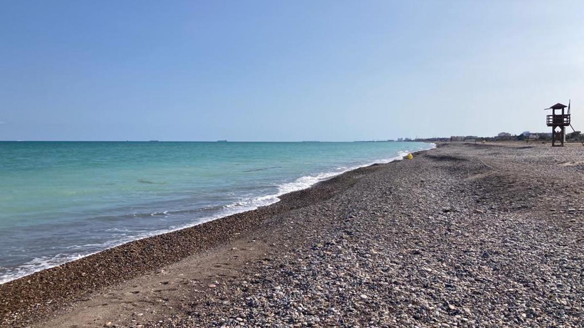 Vista de la playa de Corinto, ayer, con Almardà al fondo.