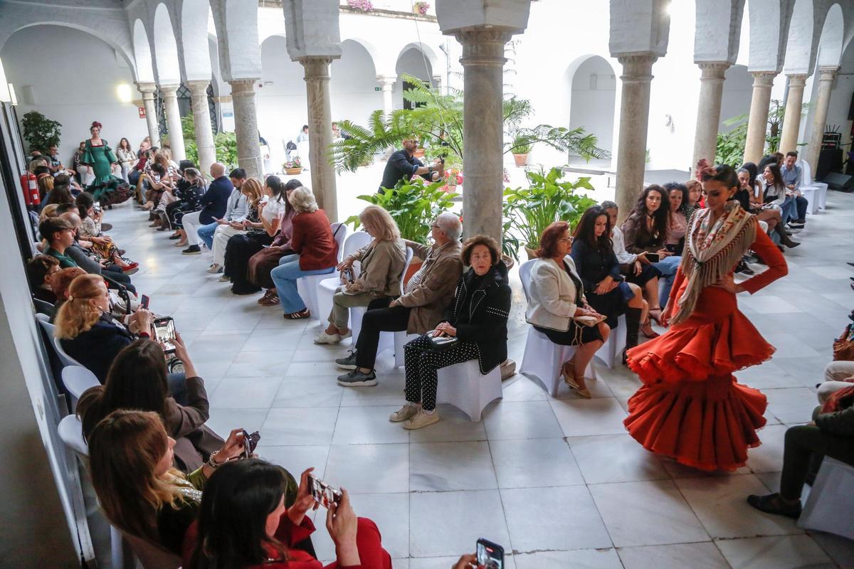 Vista del desfile Moda con Alma, celebradio en el Palacio de Orive con el respaldo de la Fundación Cajasol.