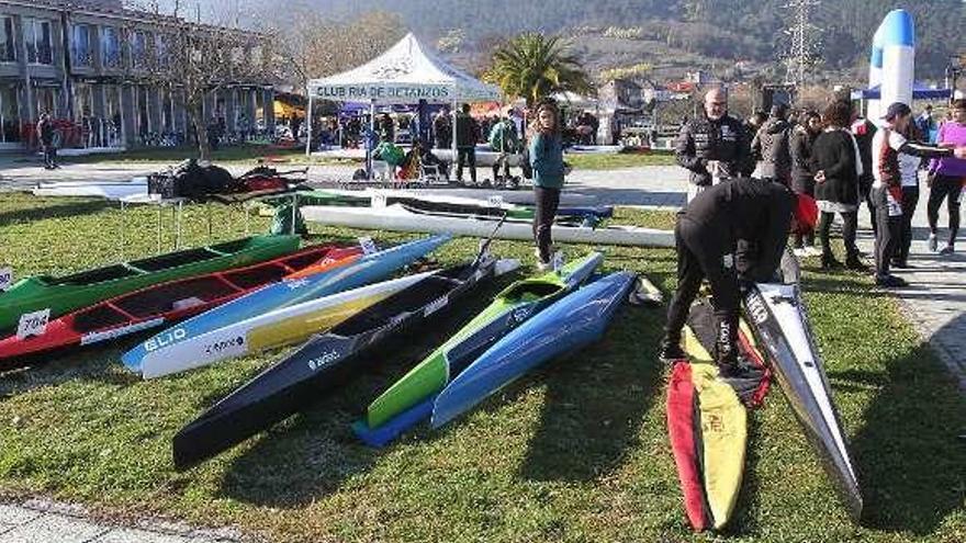 Piraguas antes de una competición en Castrelo de Miño. // I.O.