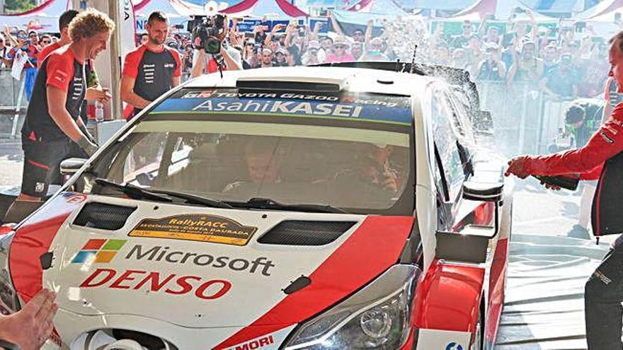 L&#039;equip d&#039;Ott Tänak celebra la proclamació de l&#039;estonià com a campió del món abans que ell baixi del cotxe