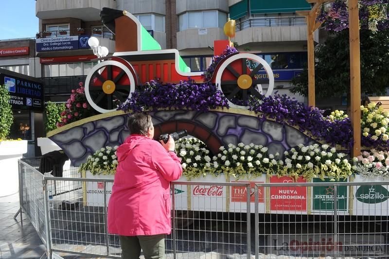 Concentración en la Avenida de la Libertad por la quema de la escultura floral