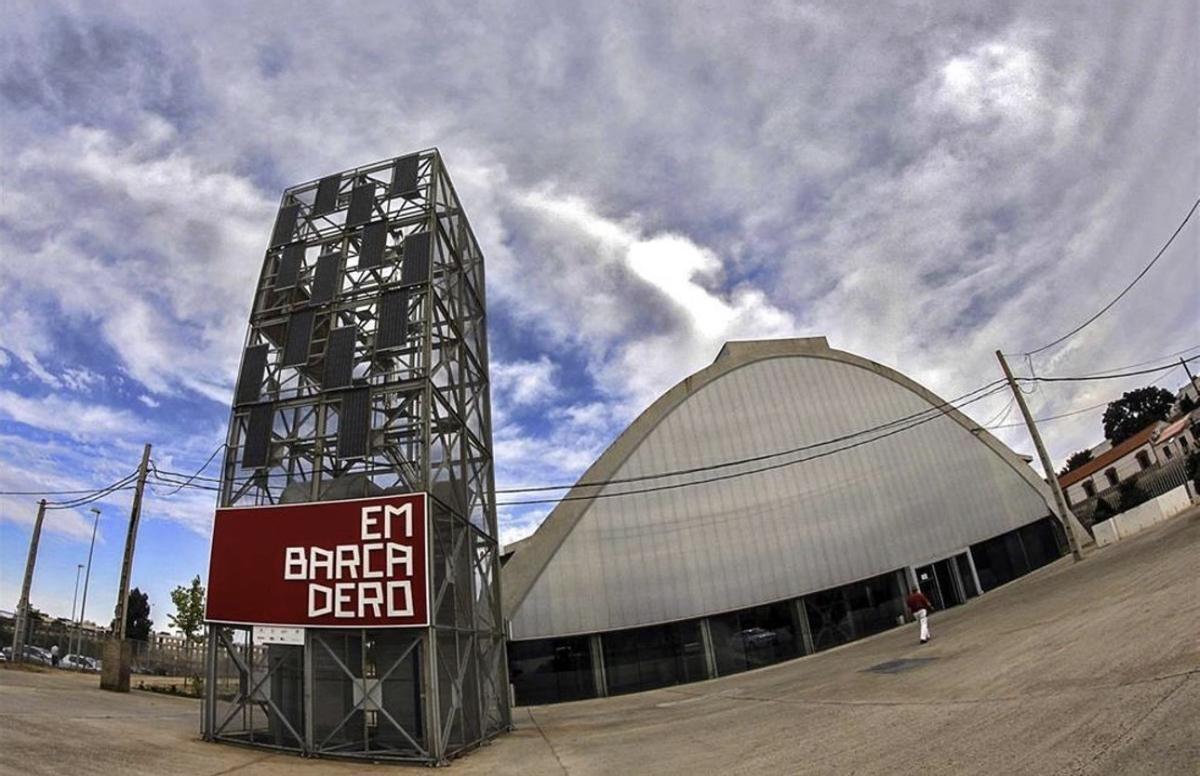 Edificio Embarcadero en Cáceres.-