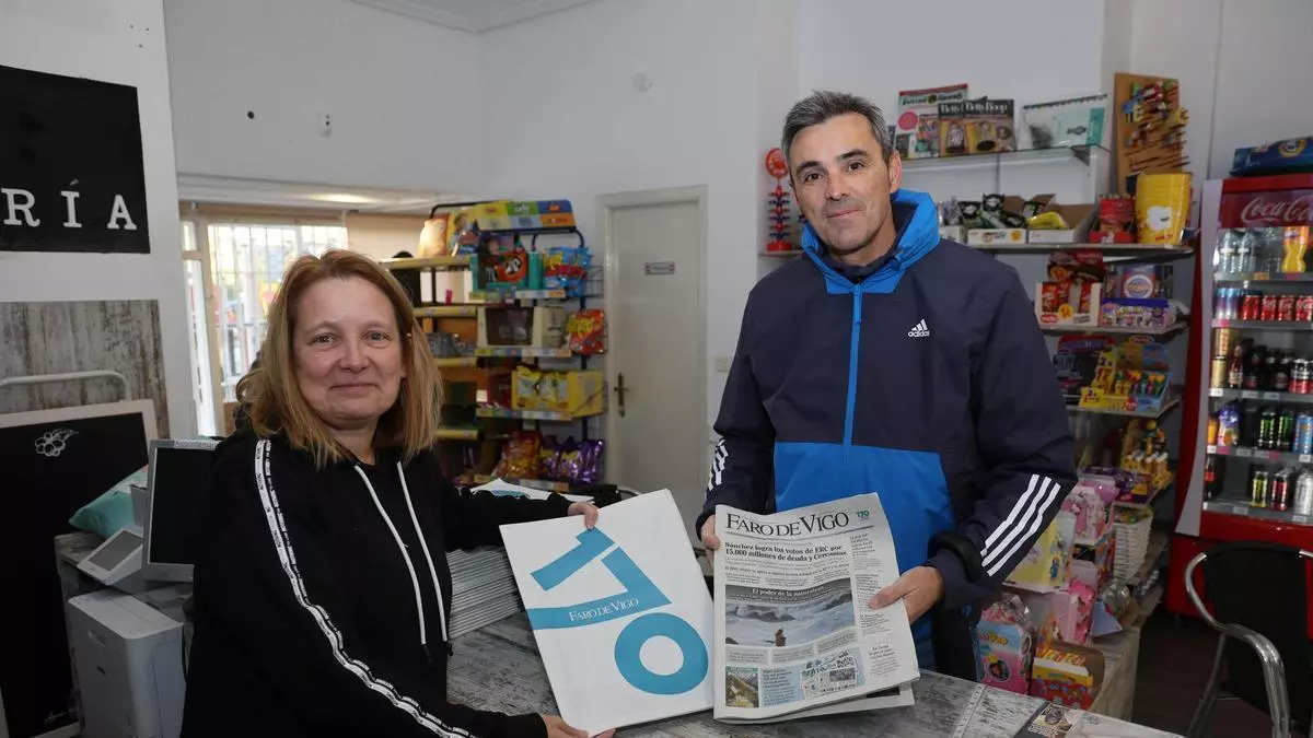 Lectores y quiosqueros soplan las velas por los 170 años de Faro