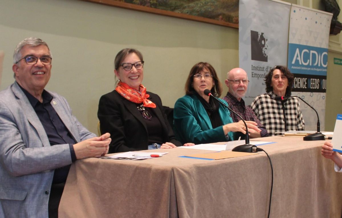 Els representants de les entitats amb Fàtima Bosch