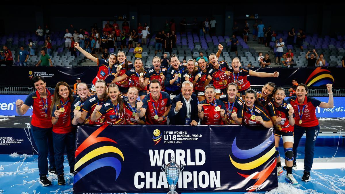 La selección española juvenil, con la mallorquina Lucía Moreno, celebra el título en el Mundial.
