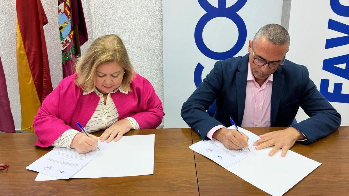 Correa y Sánchez firman el convenio para reivindicar las necesidades de la comarca.