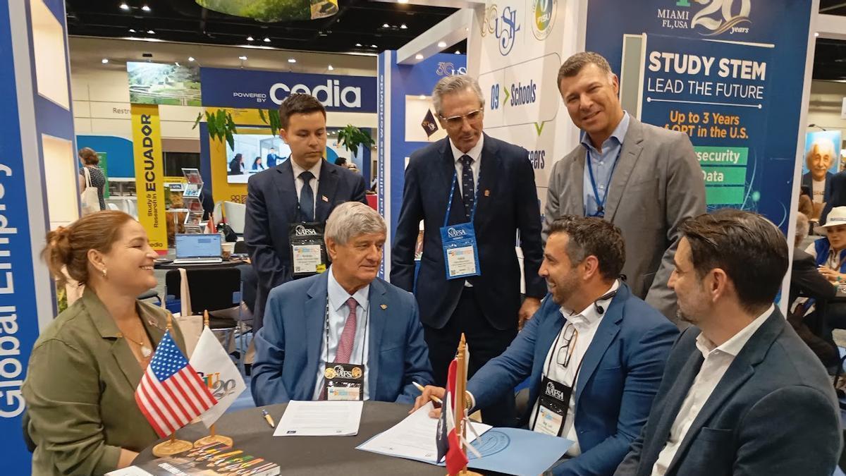Directivos de la UCAM y de la Universidad San Ignacio de Loyola de Perú, esta semana en Orlando.