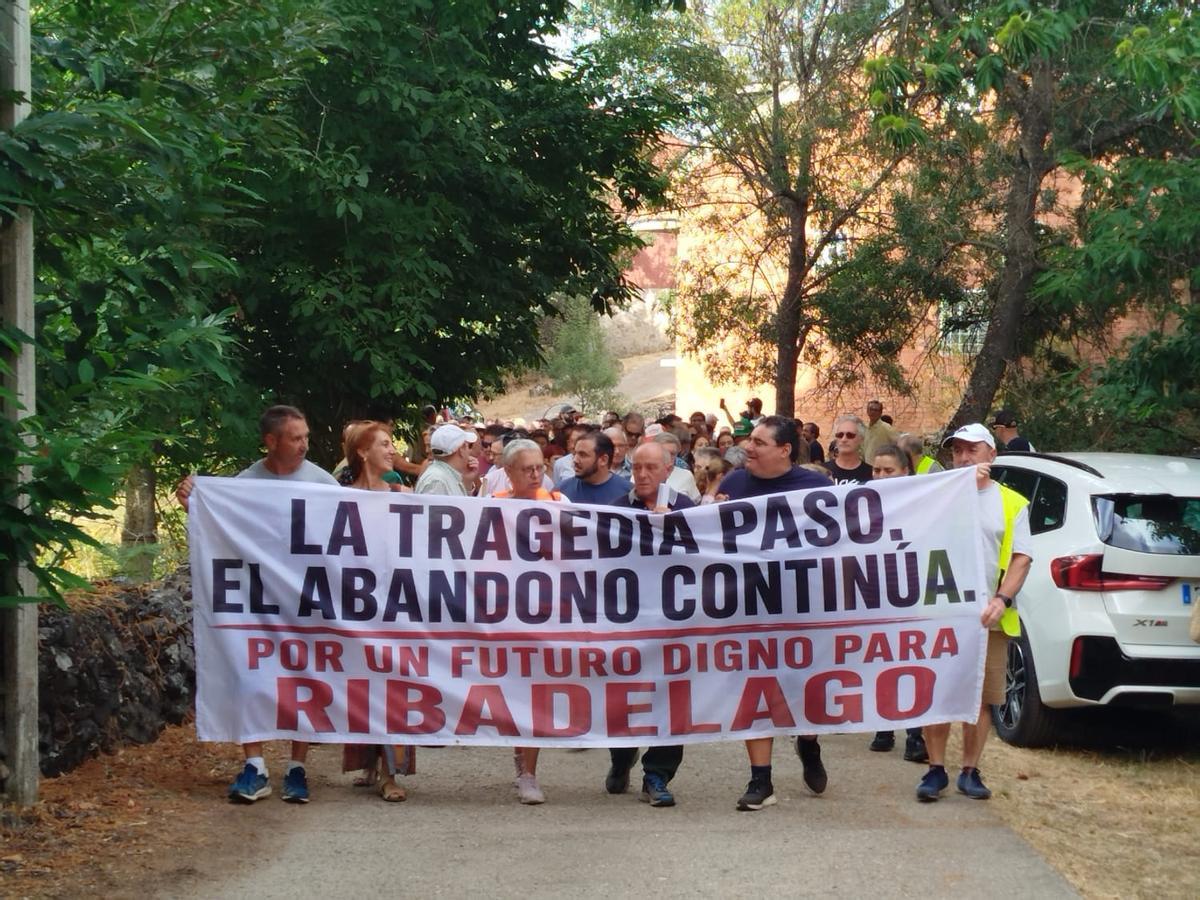 Manifestantes portan una pancarta reivindicativa durante el acto de protesta.