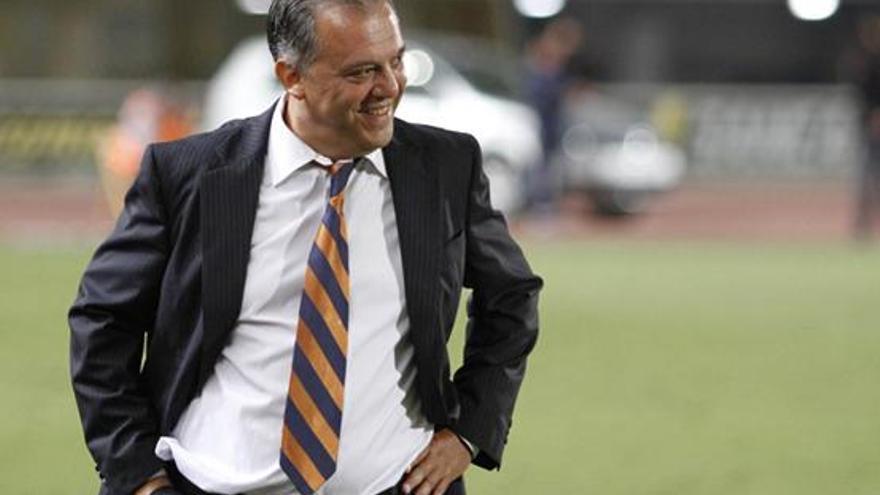 El técnico grancanario Juan Manuel Rodríguez, en un momento del partido liguero ante el Alcoyano que terminó con la victoria del plantel amarillo.  i LP/DLP