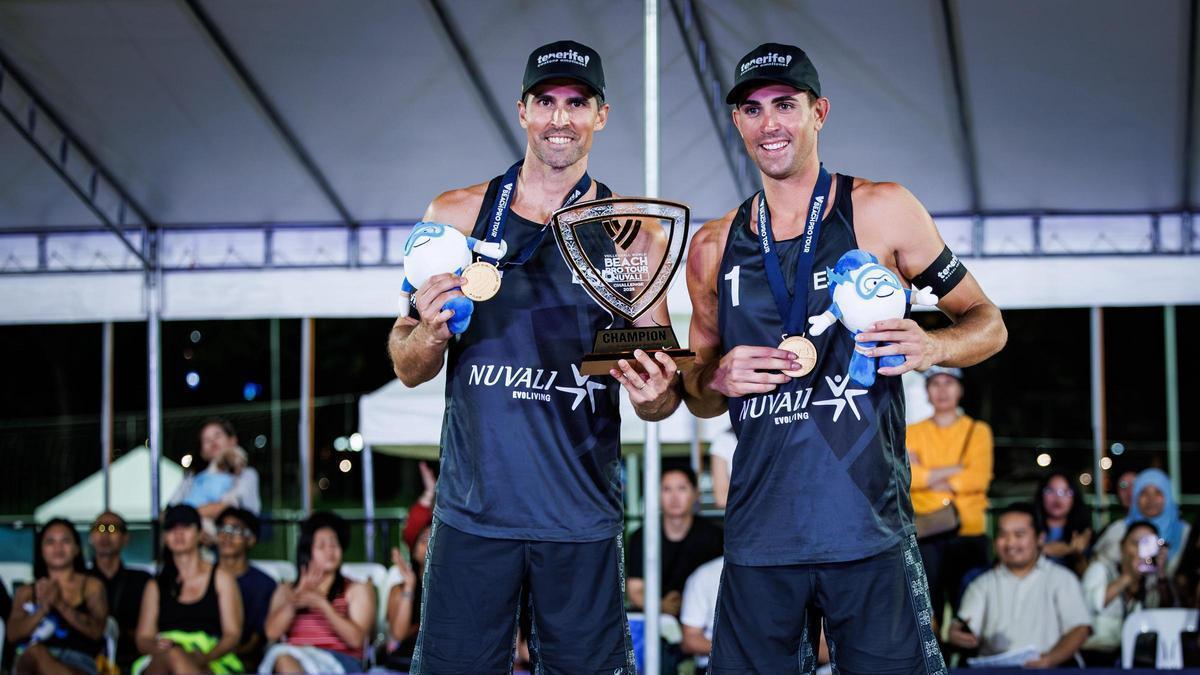 Adrián Gavira y Alejandro Huerta posan con sus medallas después de la final en Filipinas.