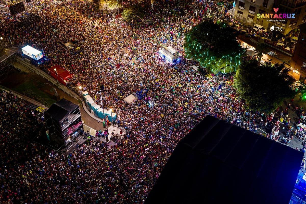 Santa Cruz repleto de gente en Carnaval
