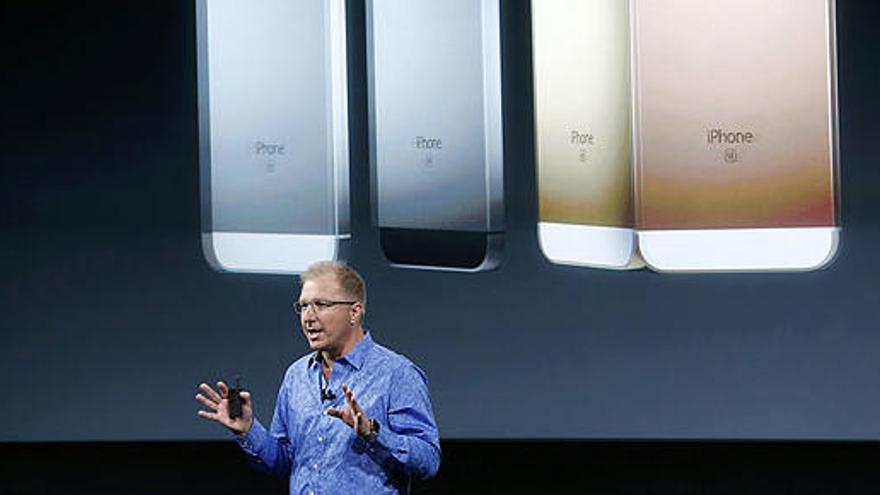 Greg Joswiak, vicepresident d&#039;Apple, presenta l&#039;iPhone SE.
