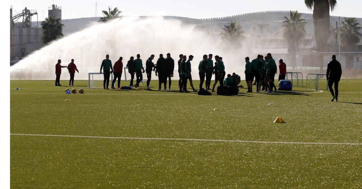 CCF: Entrenamiento matinal en campo de cesped artificial