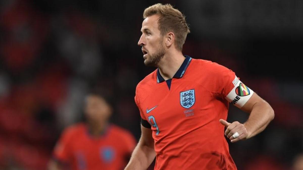 Harry Kane luce el brazalete arcoíris con su selección