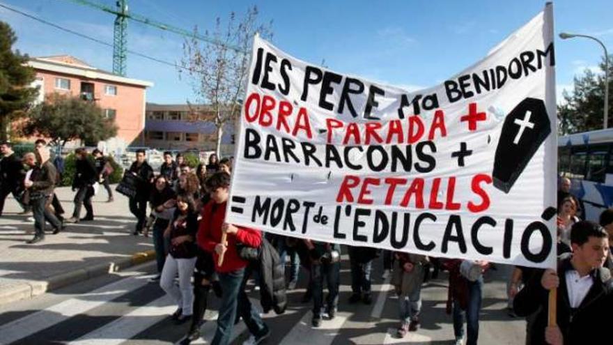 Protesta de alumnos del IES Pere Maria Orts i Bosch por la paralización de las obras, el pasado curso.