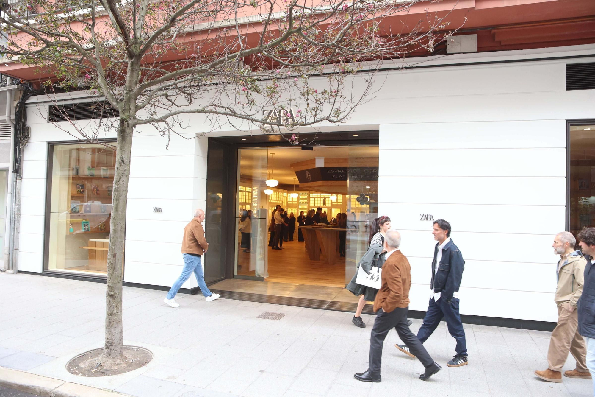 Reinauguración de la primera tienda de Zara: un homenaje a la Marina y una colección exclusiva