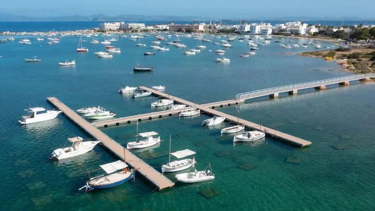 Barcos en los pantalanes y fondeados en s'Estany des Peix en una foto de vista aérea.