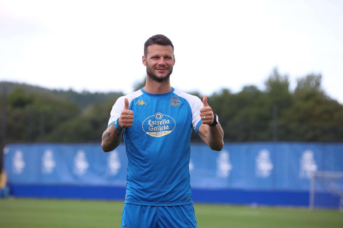 El Deportivo presenta a Daniel Bachmann