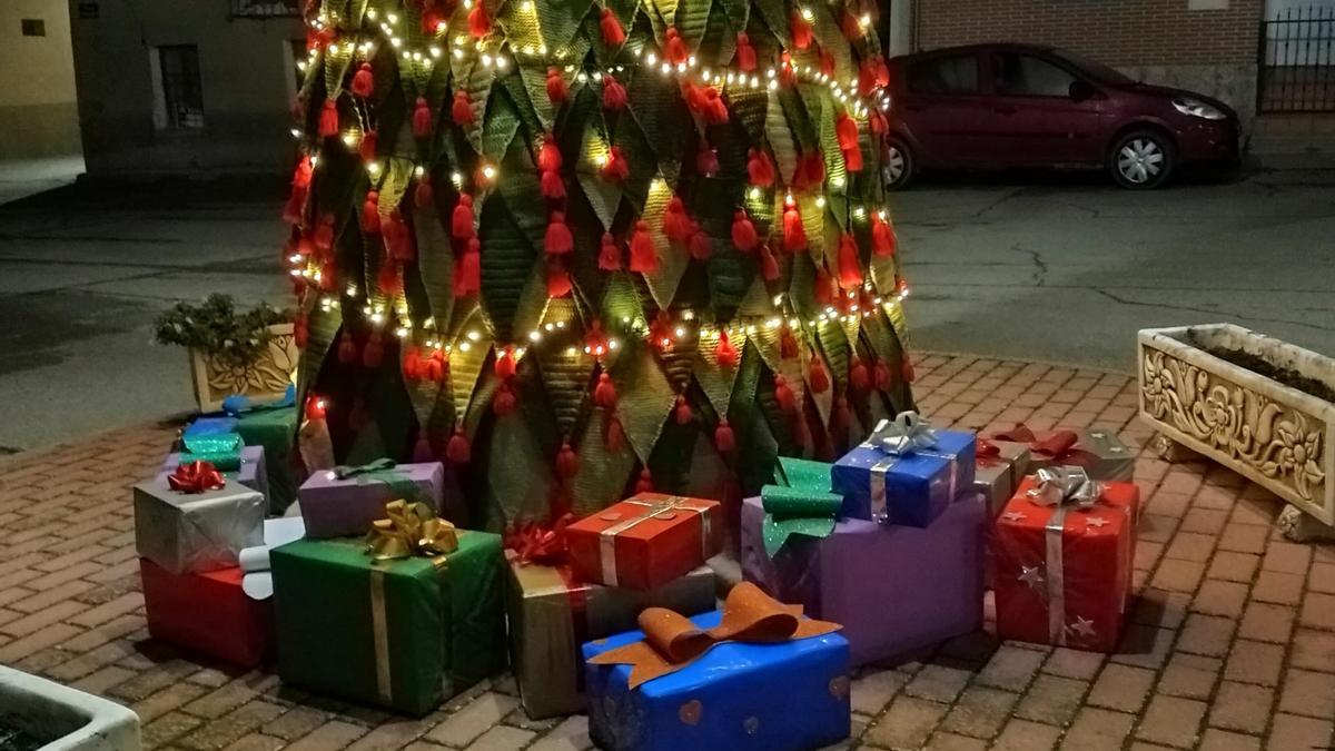 Árbol de Navidad de ganchillo en Villamayor de Campos.