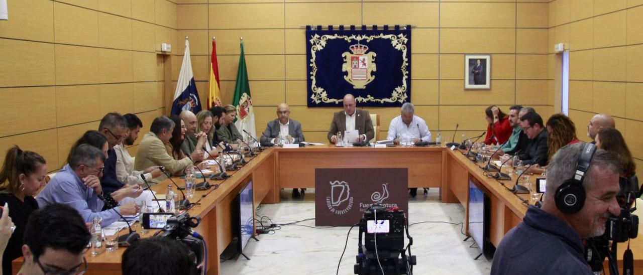 Imagen del pleno del Cabildo de Fuerteventura, celebrado ayer, para aprobar los presupuestos de 2023. |