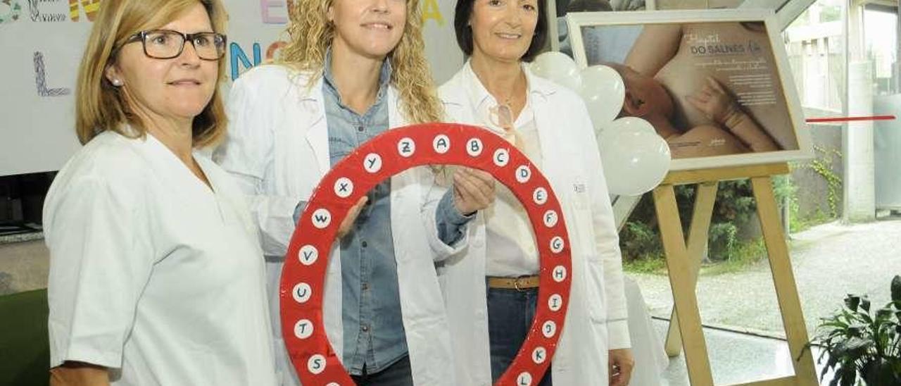 Lucía González, María González y Ana Ogando, ayer, en el Hospital Comarcal do Salnés. // Iñaki Abella