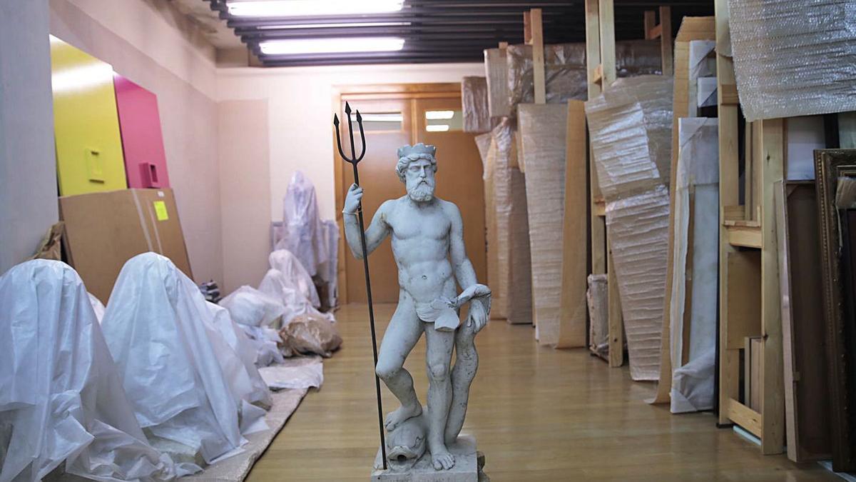 La estatua de Neptuno, en los fondos del Museo de Bellas Artes. | Miki López