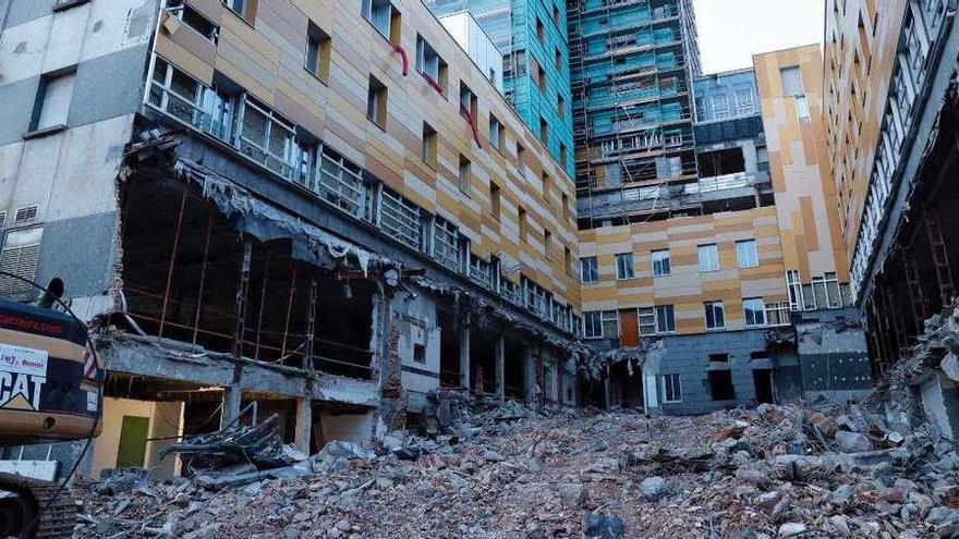 Demolición de uno de los patios de los edificios anexos a la torre del antiguo Hospital Xeral. // José Lores