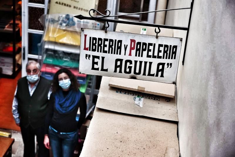 La librería El Águila, la más antigua de Tenerife, cumple 80 años