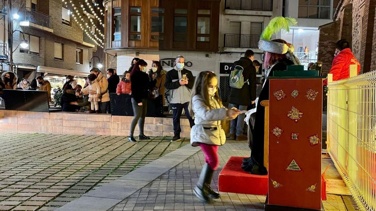 Una niña entrega la carta al Paje Real. | Cedida