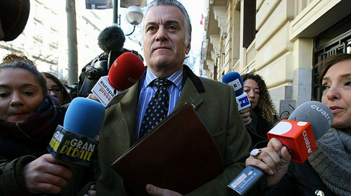Bárcenas fuig de la premsa després de donar una entrevista exclusiva a la televisió.