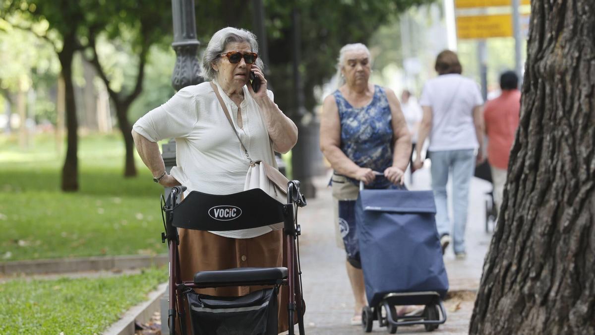 Varias personas mayores en una calle de Córdoba.