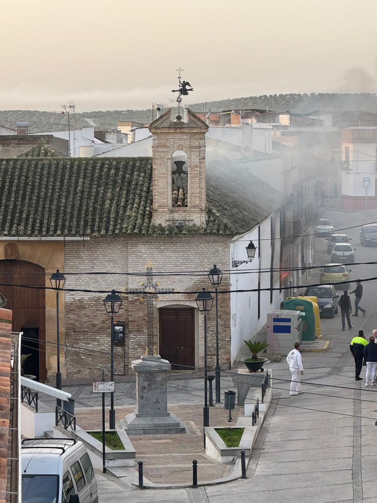 Humo en la ermita de Bujalance.