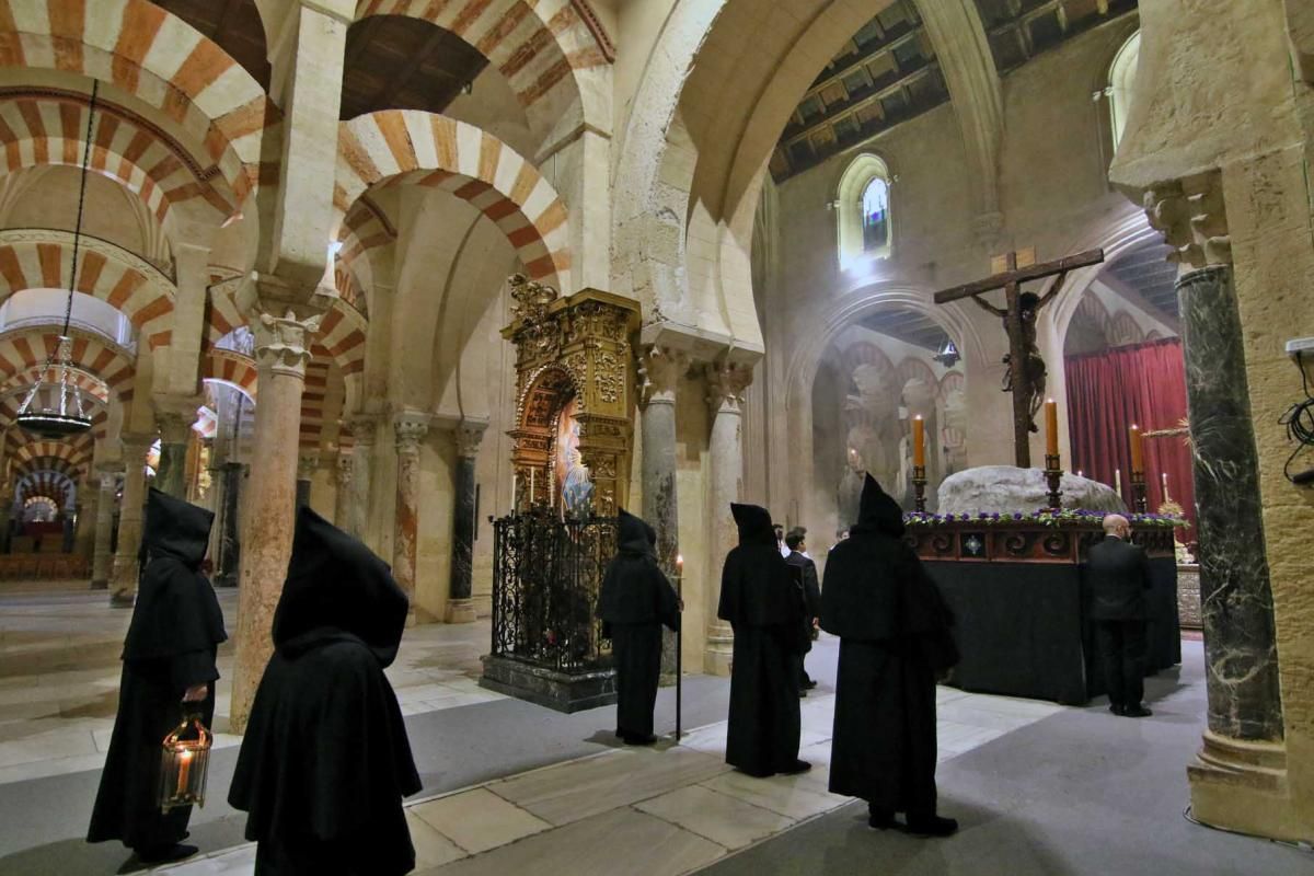 El cortejo de la hermandad Universitaria tiene multitud de detalles