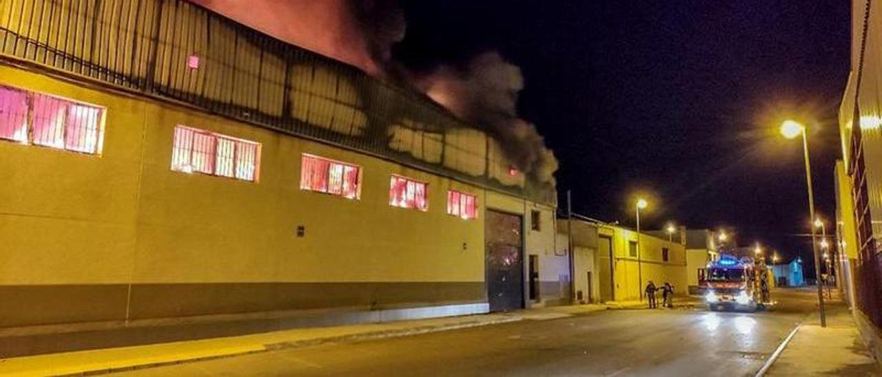Un incendio destruye un taller de calzado en Catral