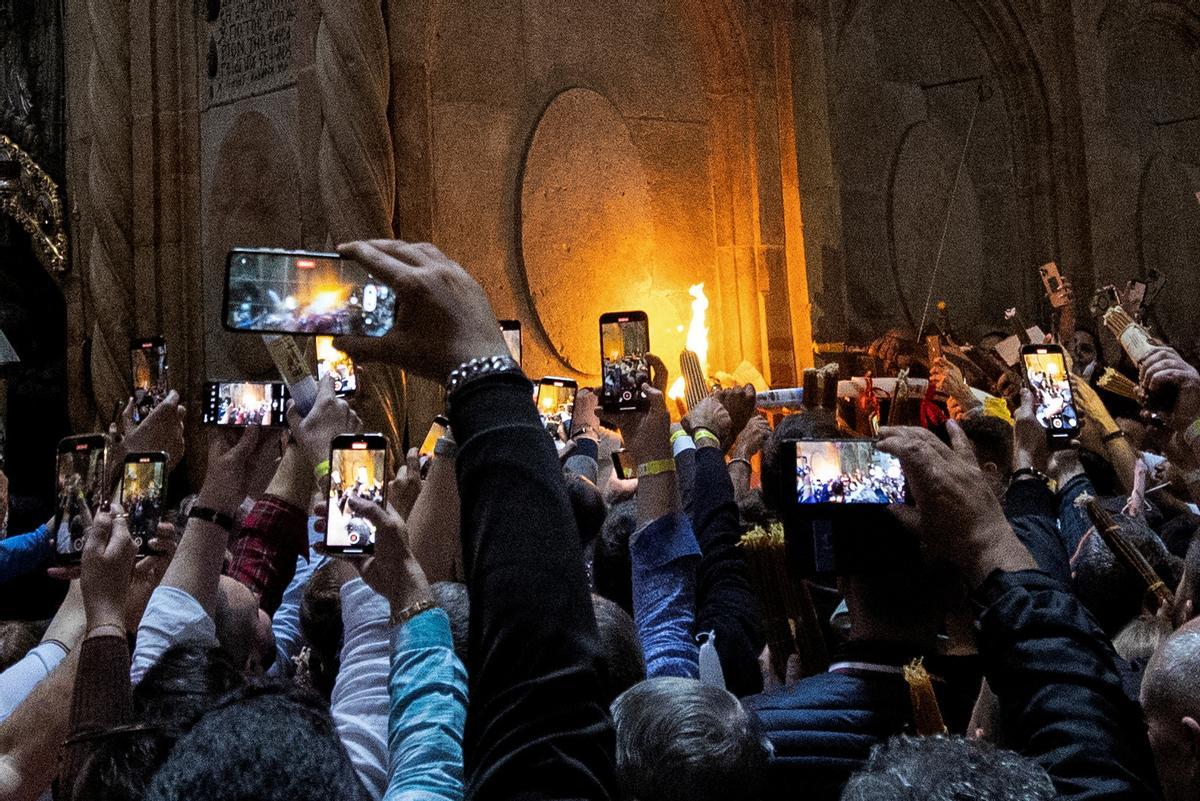 Cristianos ortodoxos celebran “Fuego Sagrado” en Jerusalén. eregrinos cristianos ortodoxos sostienen velas durante la ceremonia del Fuego Sagrado, un día antes de la Pascua ortodoxa, el sábado 15 de abril de 2023 en la Iglesia del Santo Sepulcro en la Ciudad Vieja de Jerusalén, donde muchos cristianos creen que Jesús fue crucificado y enterrado antes de resucitar.