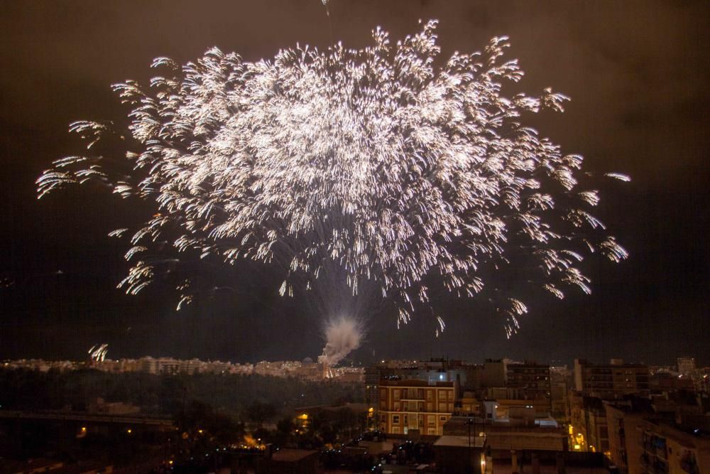 La Palmera de la Virgen ha hecho que la noche se convierta en día, en el cierre de la Nit de l''Albà