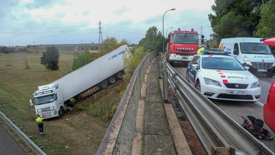 Un camió s&#039;accidenta en sortir de la via a la N-II a Vilamalla