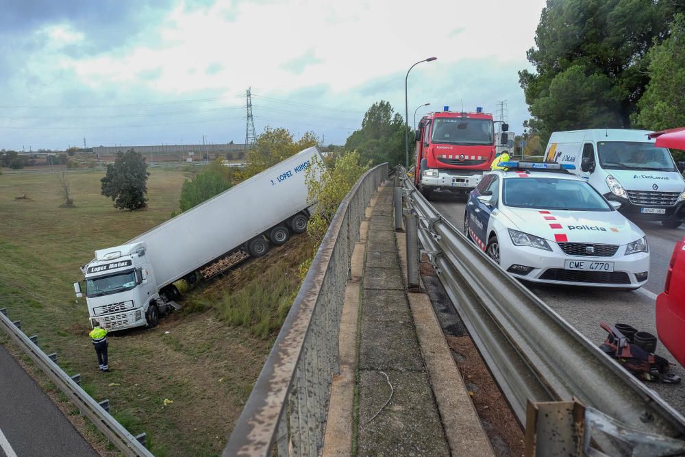 Sortida de via d'un camió amb un ferit lleu