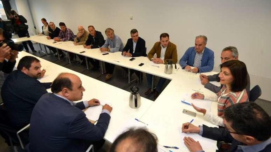 Reunión de Vázquez con alcaldes de concellos afectados por el fuego.