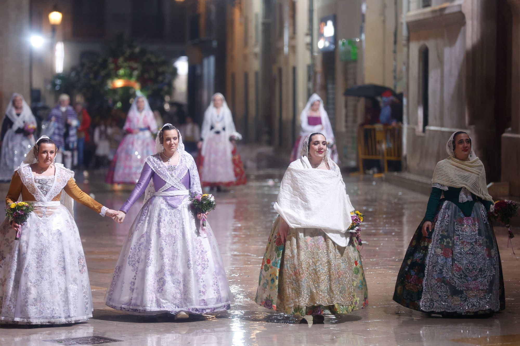 Todas las fotos de la Ofrenda del 18 de marzo por la calle San Vicente entre las 23:00 y la medianoche