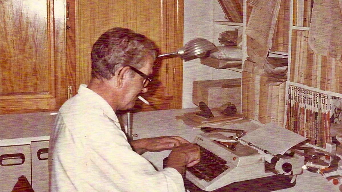 Agustín de la Hoz, en 1985, en el despacho de su casa en Arrecife. | | ARCHIVO MUNICIPAL DE ARRECIFE