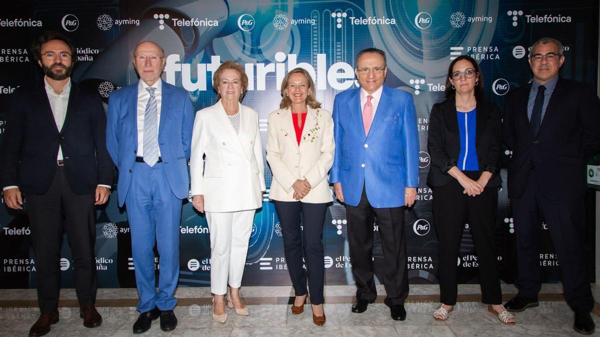 D’esquerra a dreta, Aitor Moll, conseller delegat de Prensa Ibérica; Francisco Marín, director de «Futuribles»; Arantza Sarasola, vicepresidenta de Prensa Ibérica; Nadia Calviño, vicepresidenta primera del Govern d’Espanya i ministra d’Afers Econòmics i Transformació Digital; Javier Moll, 
president de Prensa Ibérica; Gemma Robles, directora d’El Periódico de España, i Jesús Javier Prado, gerent de la capçalera | ALBA VIGARAY