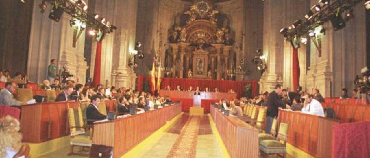 El montaje del pleno itinerante de las Corts celebrado en la colegiata de Xàtiva, el 8 de octubre de 1997 .