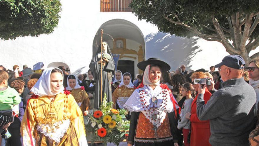Miembros de la ´colla´ del Grup de Balls Tradicionals de Santa Gertrudis llevan la imagen de la santa.