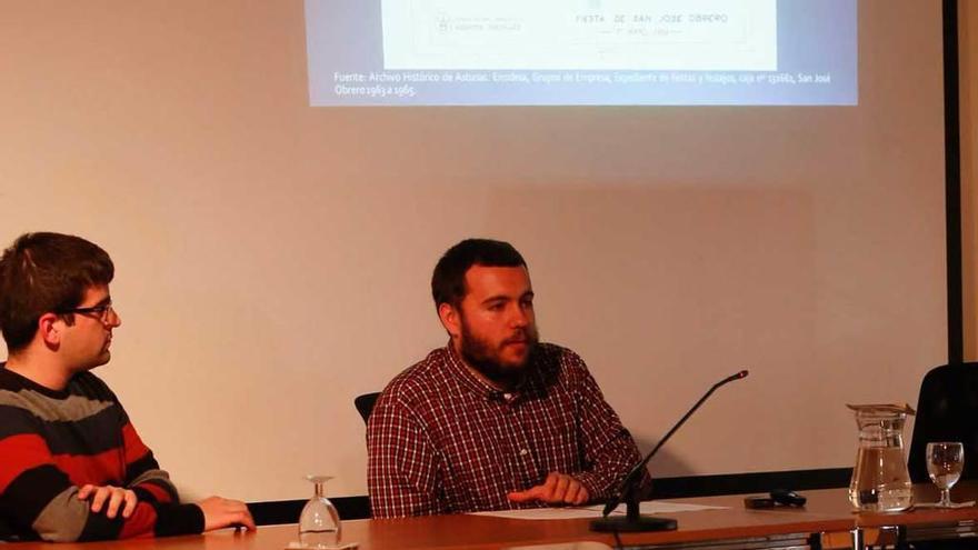 El historiador Enrique Antuña, con Rubén Domínguez, presidente del Club Popular Cultura Llaranes, en la charla de ayer.