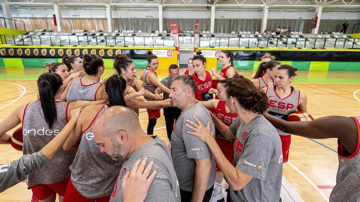 Corrillo de la selección en el entrenamiento de Navia.